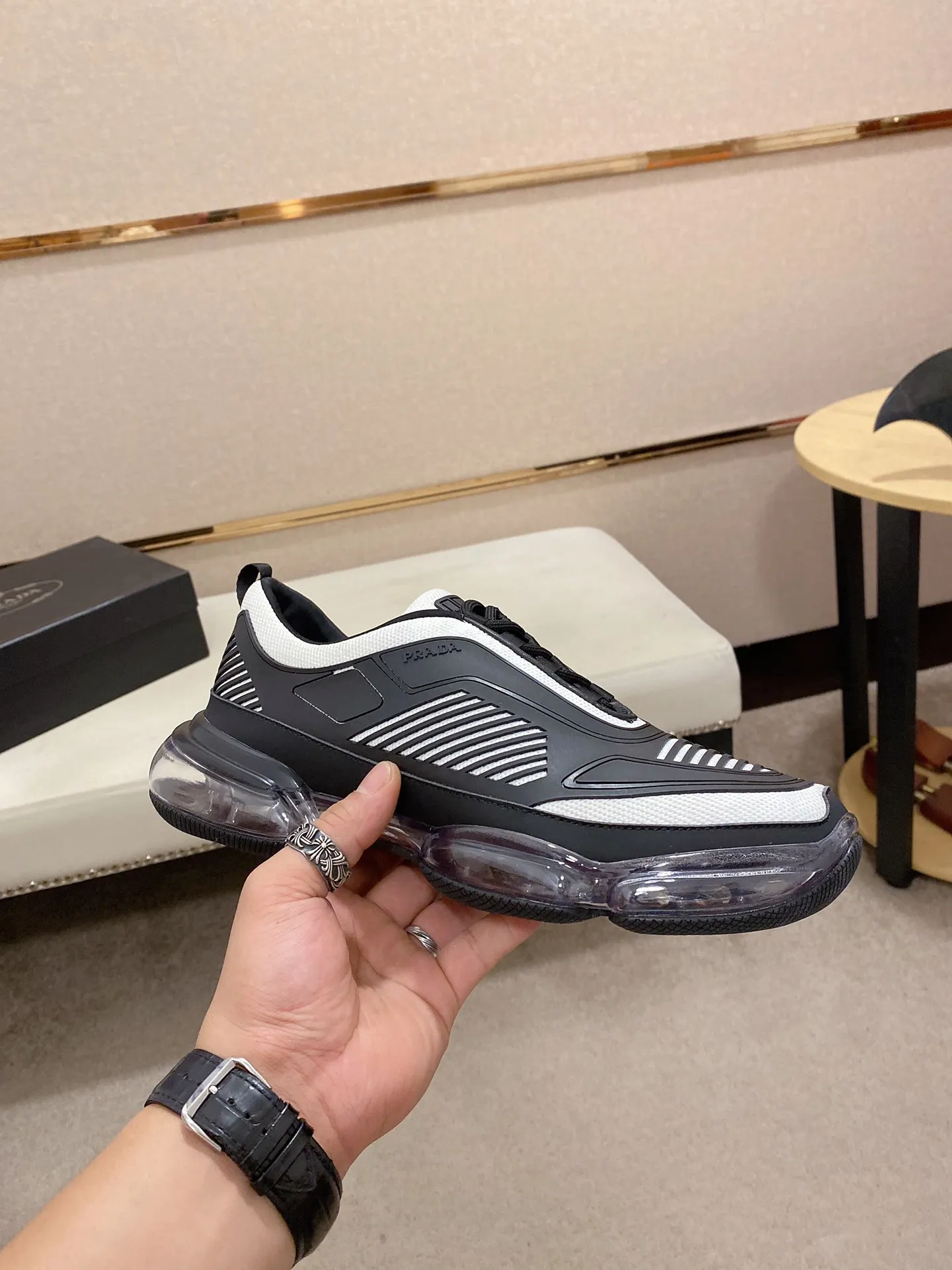 Factory price: 640💰 ✔️✔️✔️High-quality new PRADA counters are launched simultaneously. The new men's shoes and 😘fabric are made of high-tech glue-spraying technology. Lining: Full cowhide lining. 👍🏿 High-end ☄️ air-cushion molded anti-slip rubber outsole, exquisite lines, simple and elegant, comfortable and high-end for leisure travel. Code number: 38 to 45